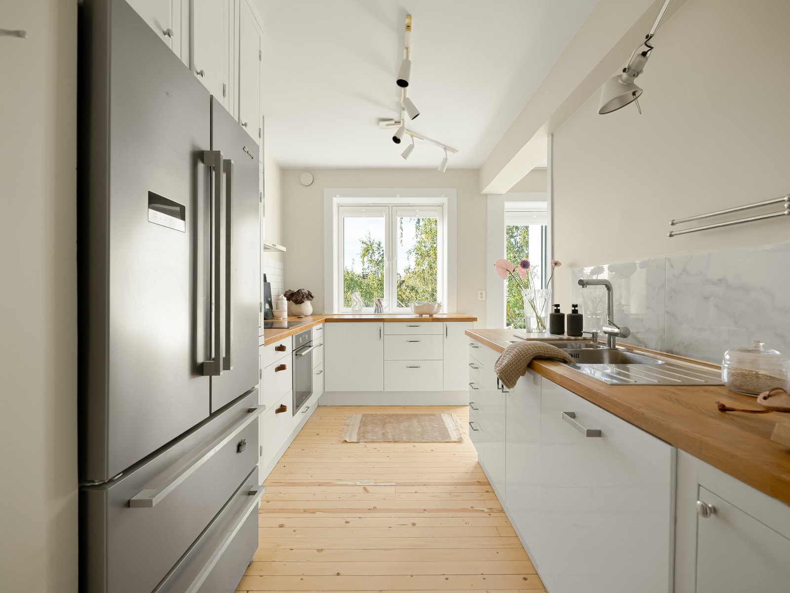 Kjøkkeninnredningen er fra 2011 og består av slette fronter, benkeplate i heltre og integrerte hvitevarer som platetopp, stekeovn og oppvaskmaskin. Galleribilde
