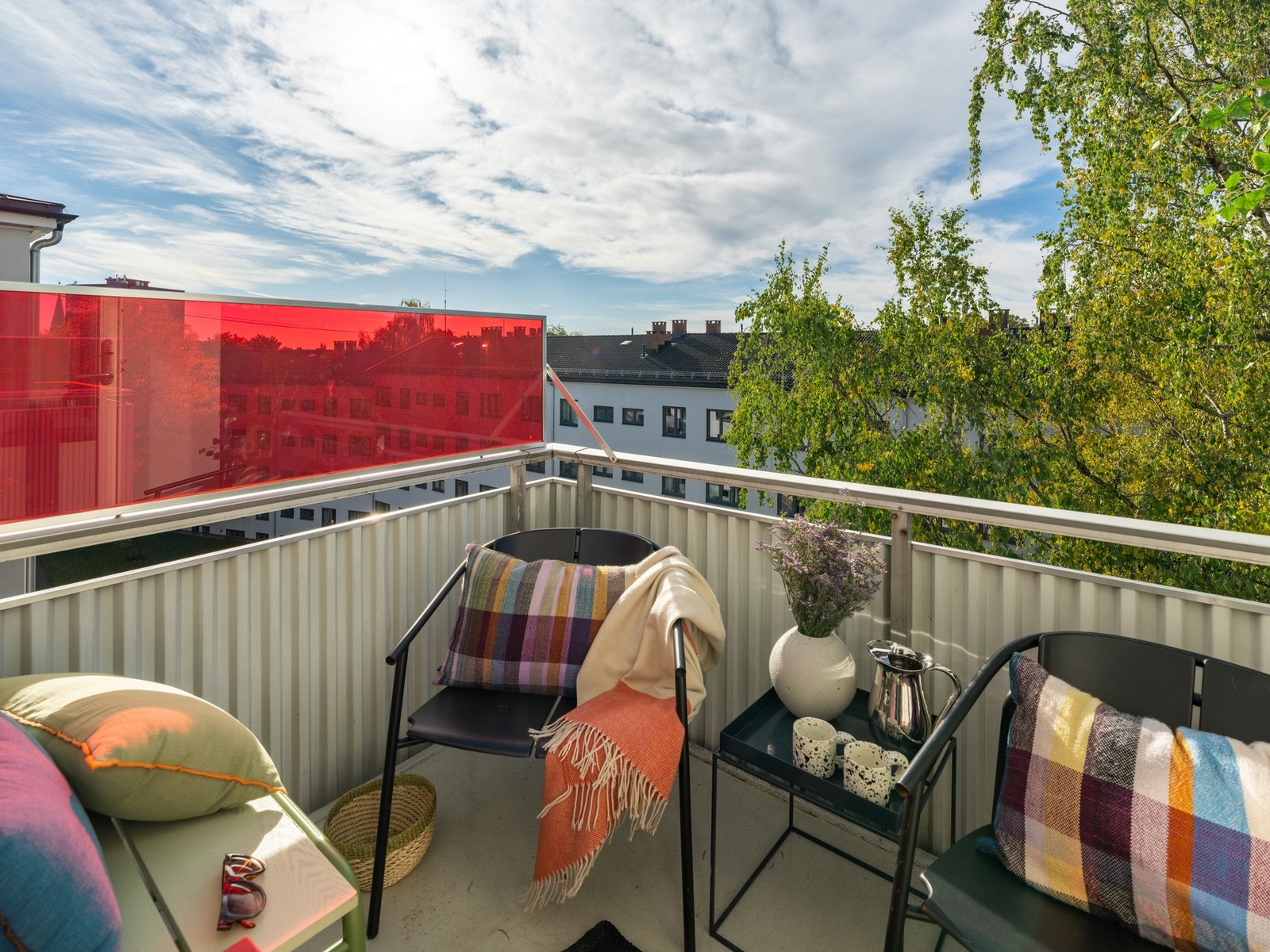Den er vestvendt og byr derfor på nydelige solforhold. Selger opplyser at sola er her fra ca. 10:00 til ca. 21:30 på sommeren. Galleribilde