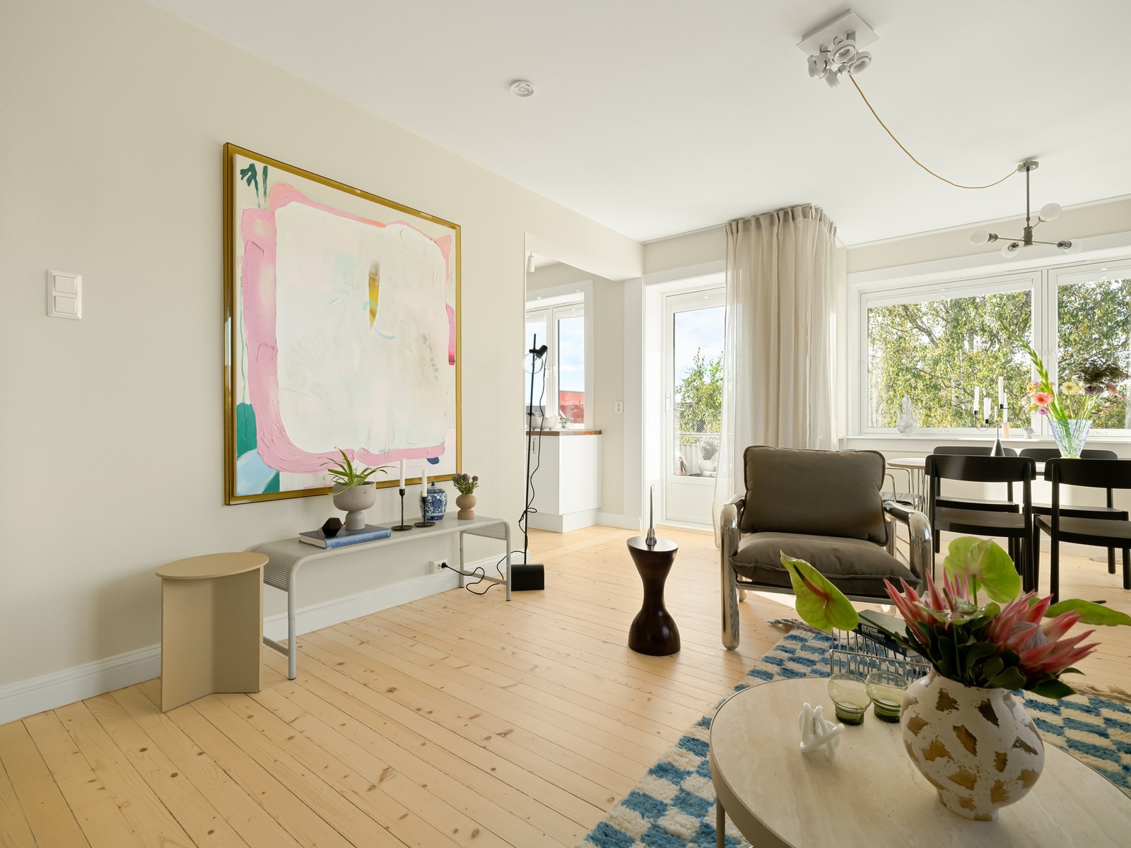 Stuen er malt i nøytrale og lyse farger, som gir en god romfølelse. Galleribilde