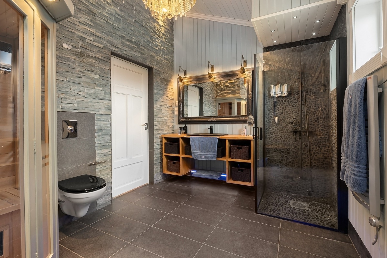 Stort bad med flotte innslag av naturstein, dusjnisje med regndusj, infrarød badstue og flott baderomsinnredning. Galleribilde