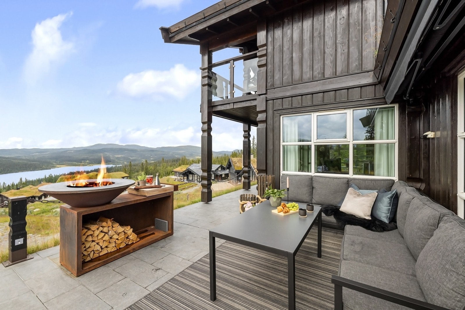 Når man har hytte på den beste tomten, har men den beste uteplassen. Her er det panoramautsikt med mye sol. Galleribilde