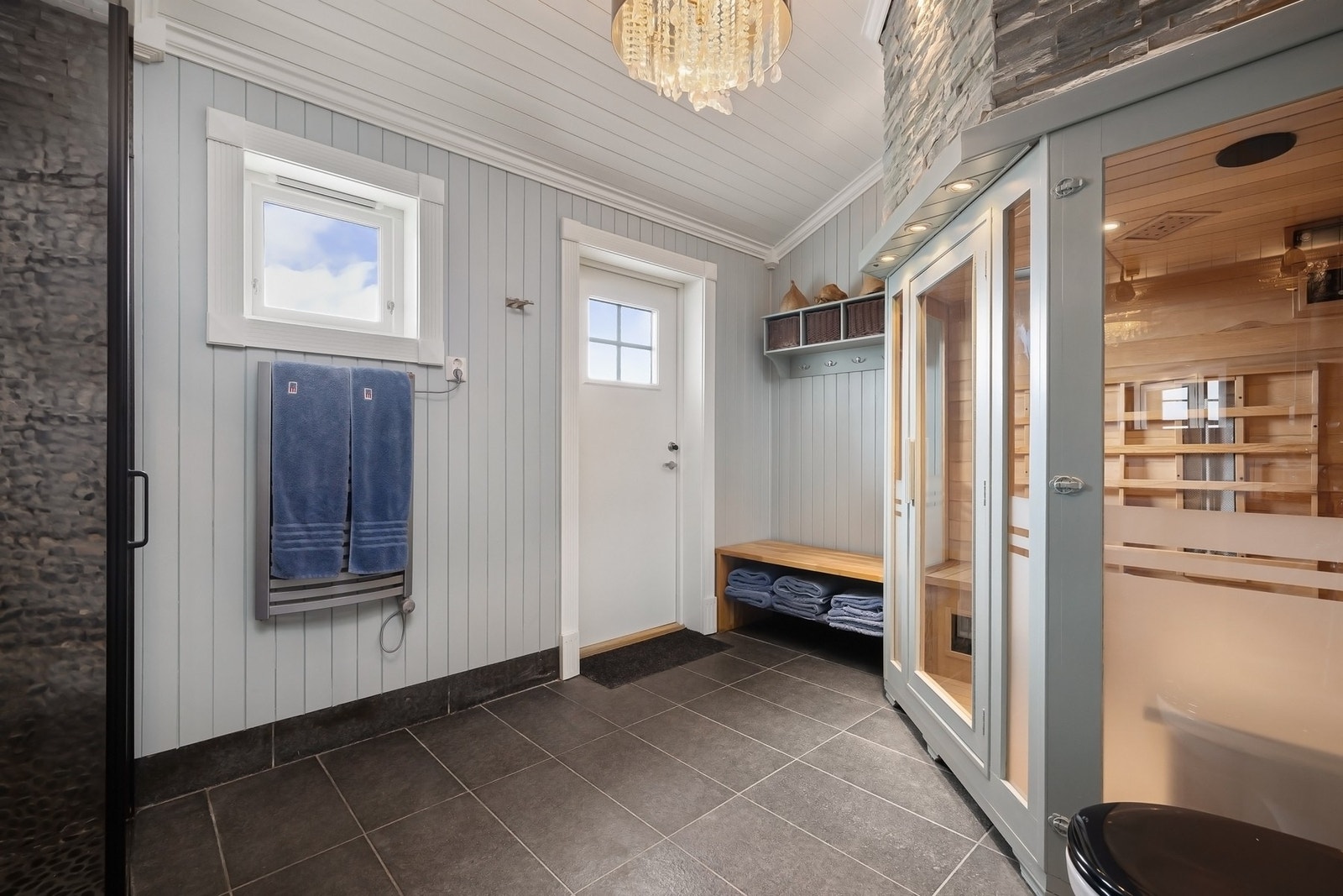 Utgang til terrasse og yacuzzi fra badet, med hyller og knagger lett tilgjengelig. Galleribilde