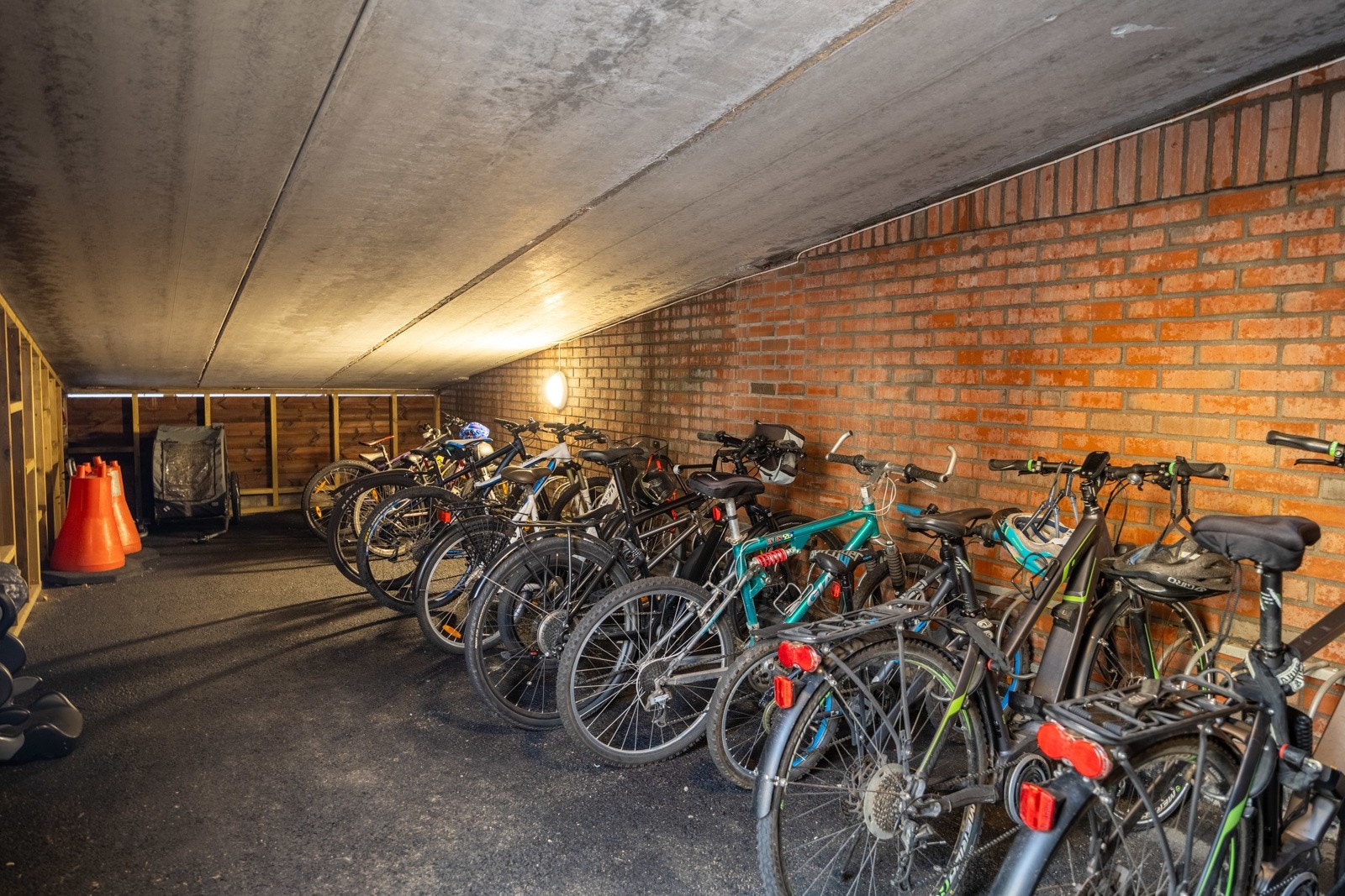 Felles sykkelparkering. Galleribilde