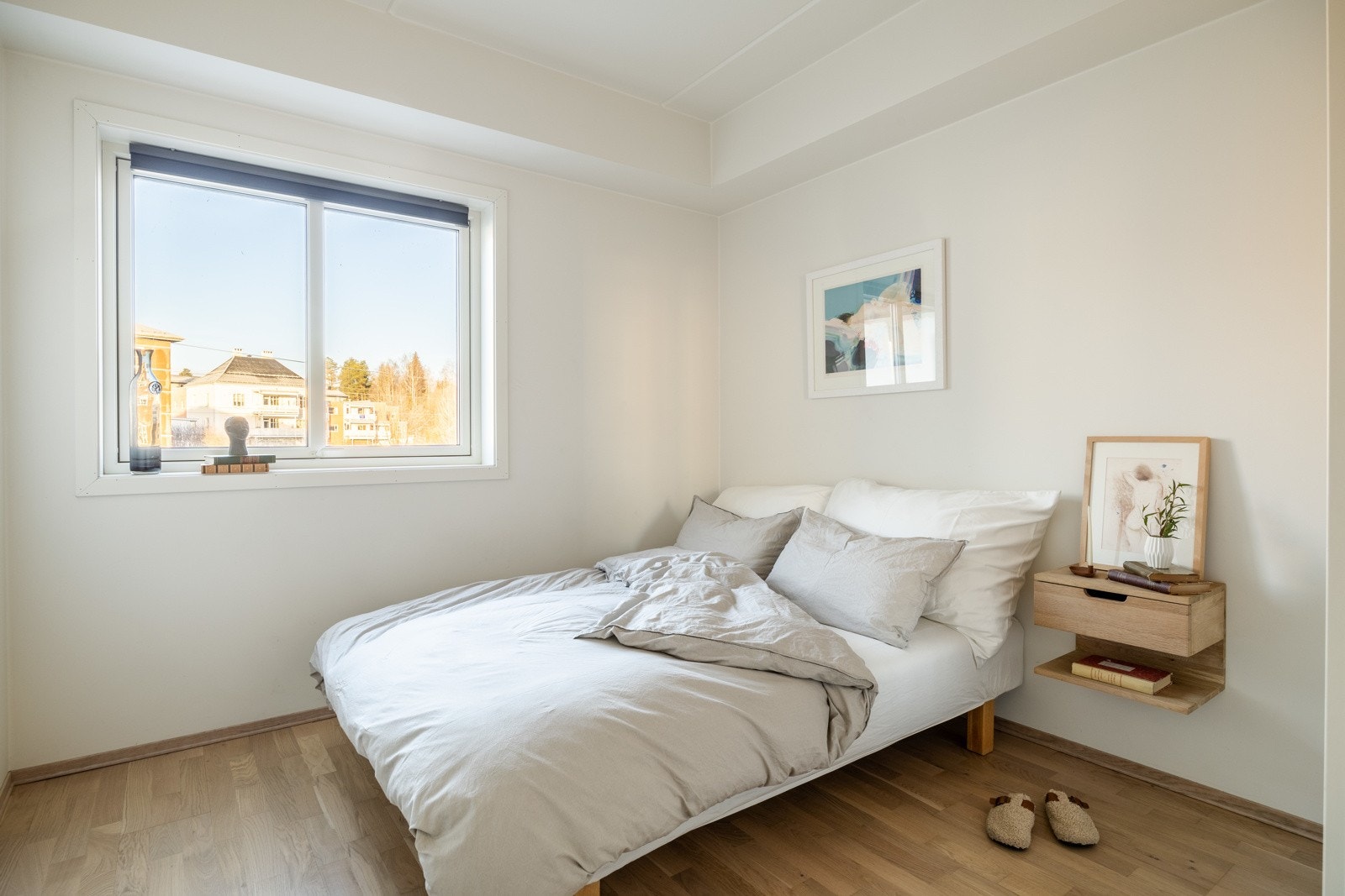 Leilighetens soverom er av god størrelse med plass til dobbeltseng. Galleribilde