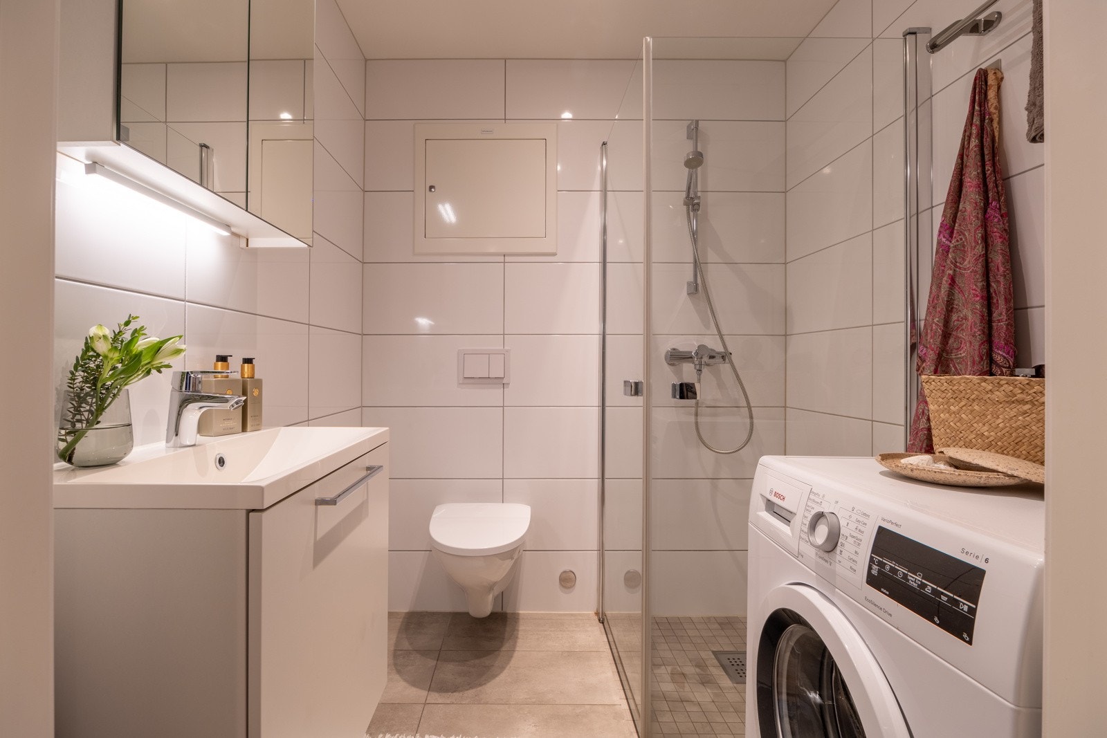 Romslig baderom fra 2018 med gulvvarme og opplegg for vaskemaskin. Galleribilde