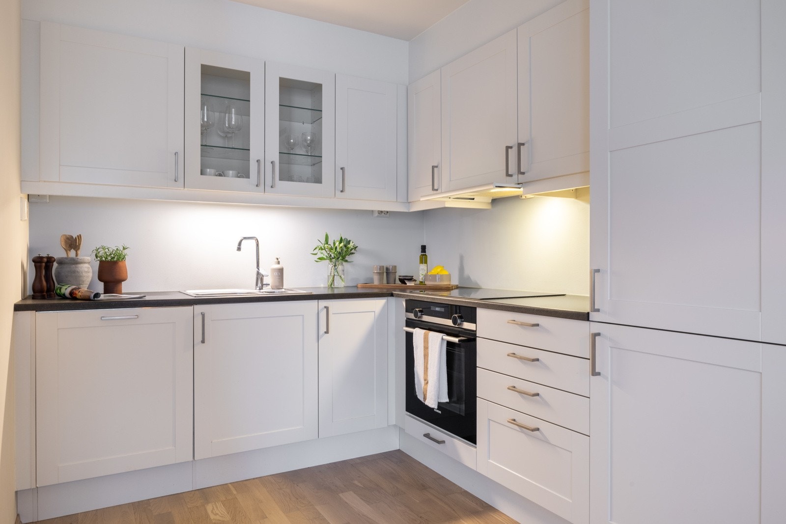 Flott kjøkkeninnredning fra 2018 med mye benk- og skapplass. Galleribilde