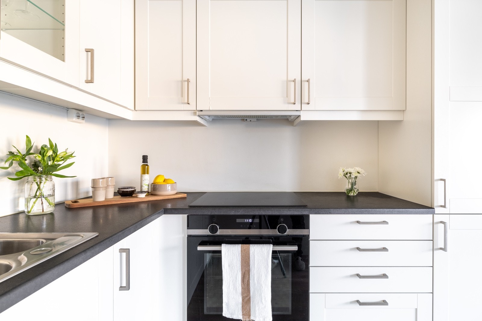 Kjøkkenet har integrerte hvitevarer. Galleribilde