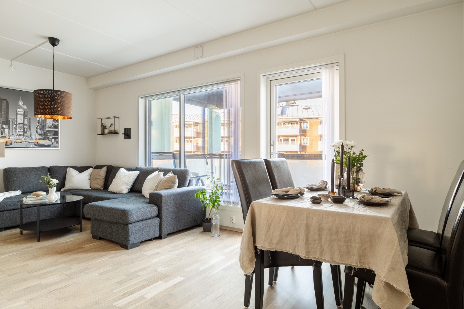 Leiligheten har store vindusflater som slipper inn mye naturlig lys. Galleribilde