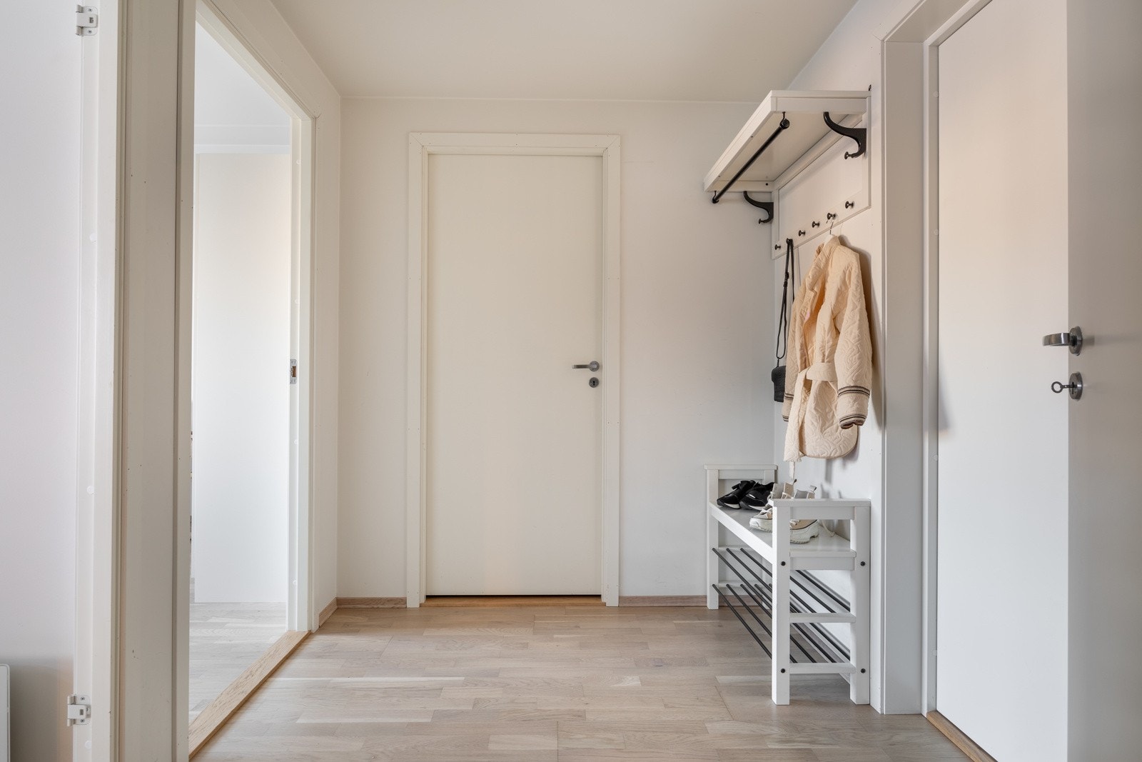 Du blir ønsket velkommen inn i en romslig entré med tilkomst til praktisk innvendig bod. Galleribilde