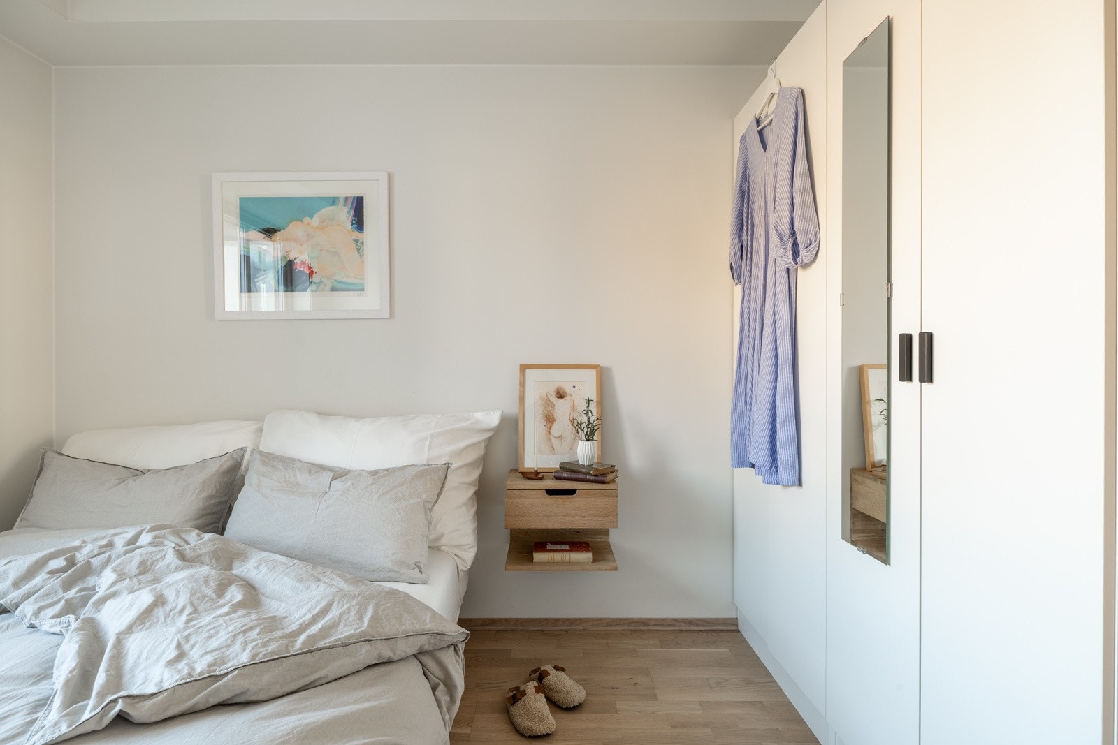 Gode oppbevaringsmuligheter i garderobeløsning. Galleribilde