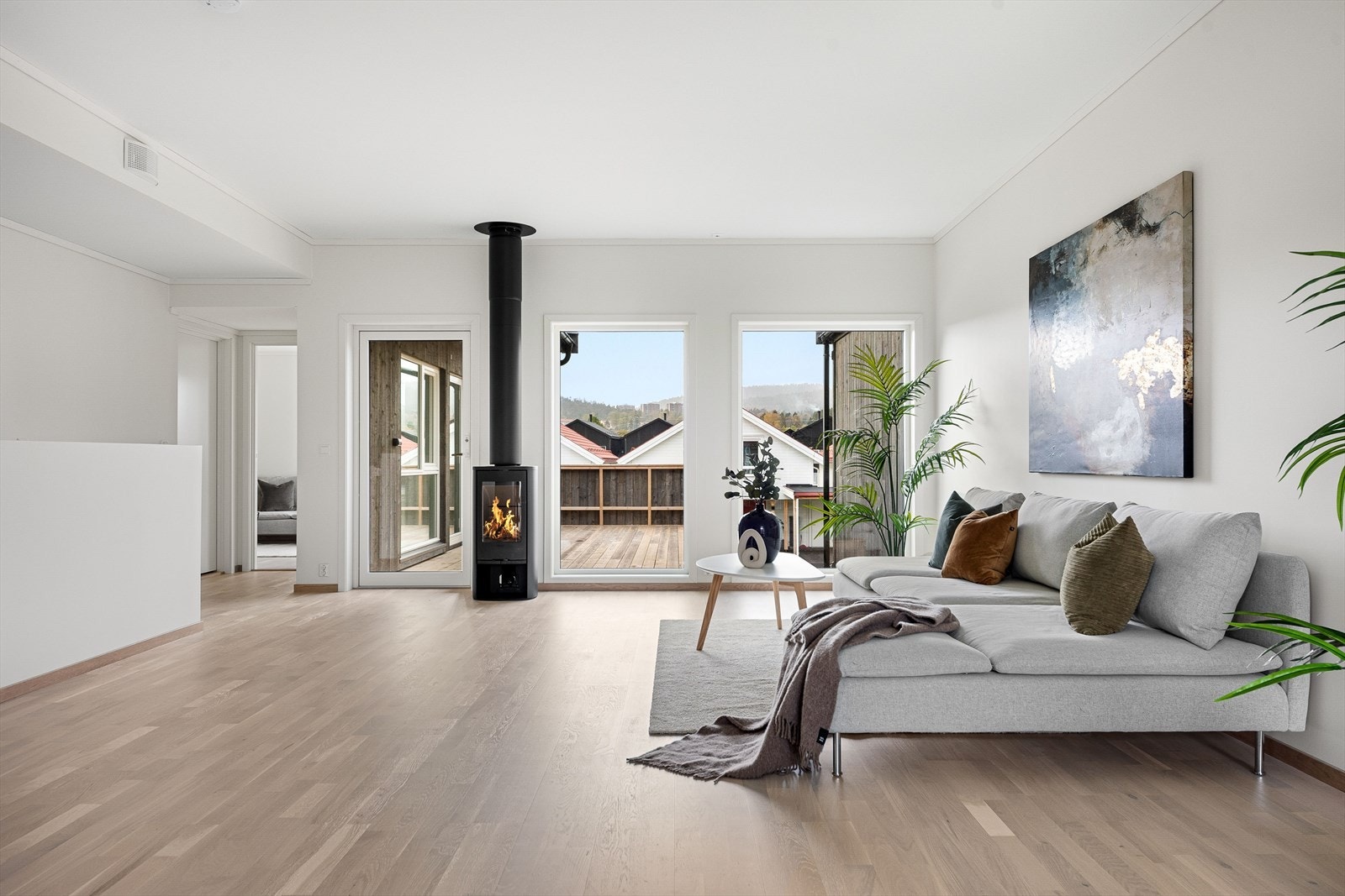 Store vindusflater slipper godt inn naturlig lys. Lekre, tidløse kvaliteter som som 3-stavs parkett i lys Eik Galleribilde