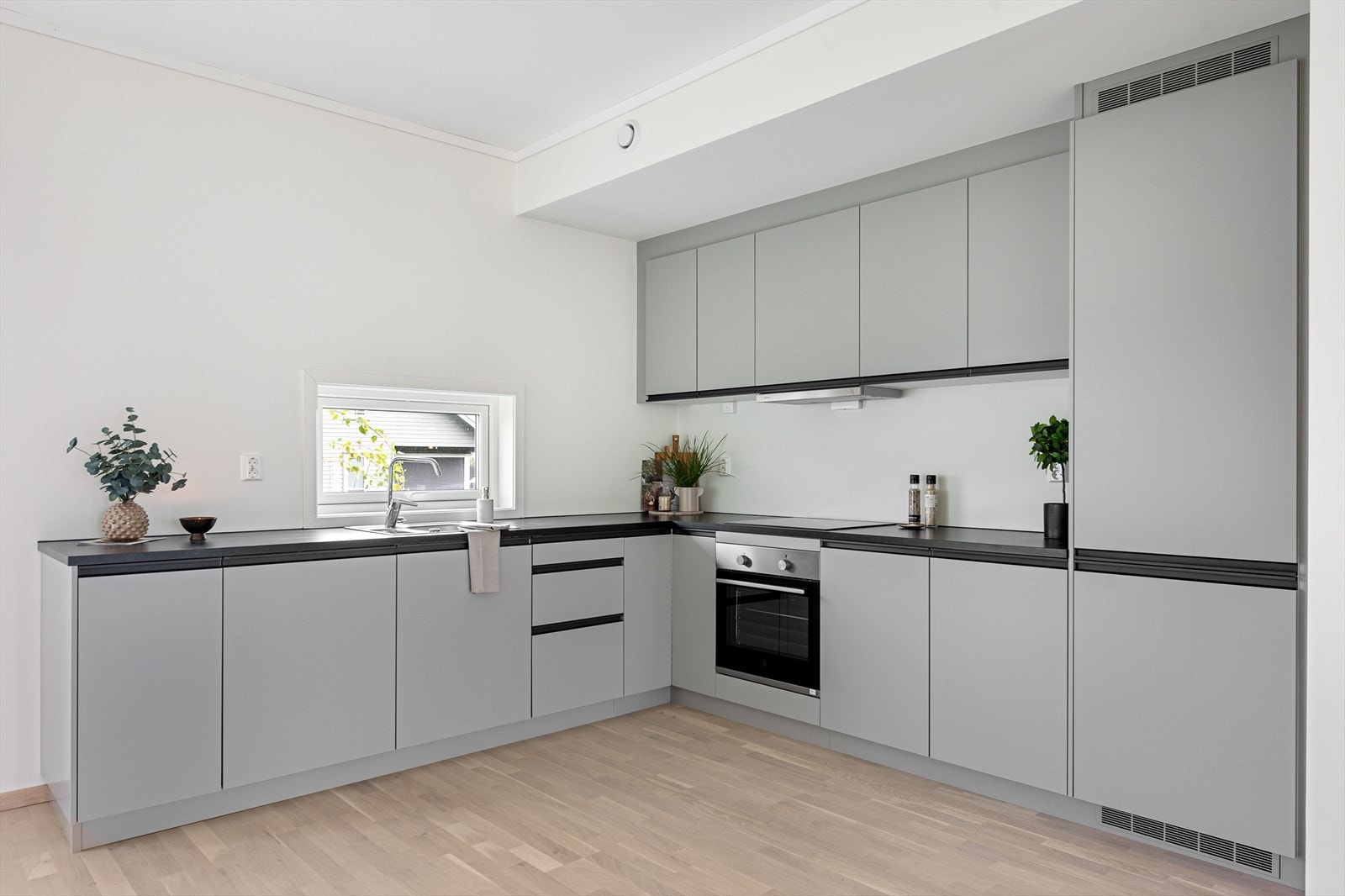 Delikat og moderne kjøkkeninnredning fra Drømmekjøkken med integrerte hvitevarer Galleribilde