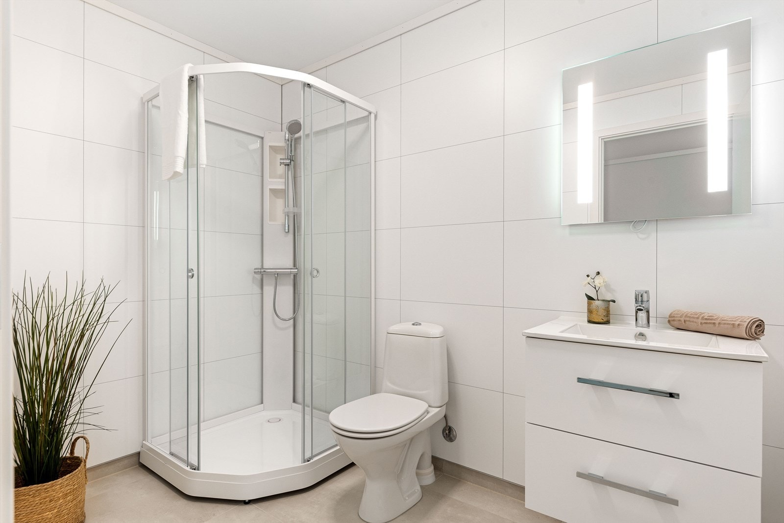 Flislagt bad med varmekabler på gulv og og baderomsplater fra fibo på vegg Galleribilde