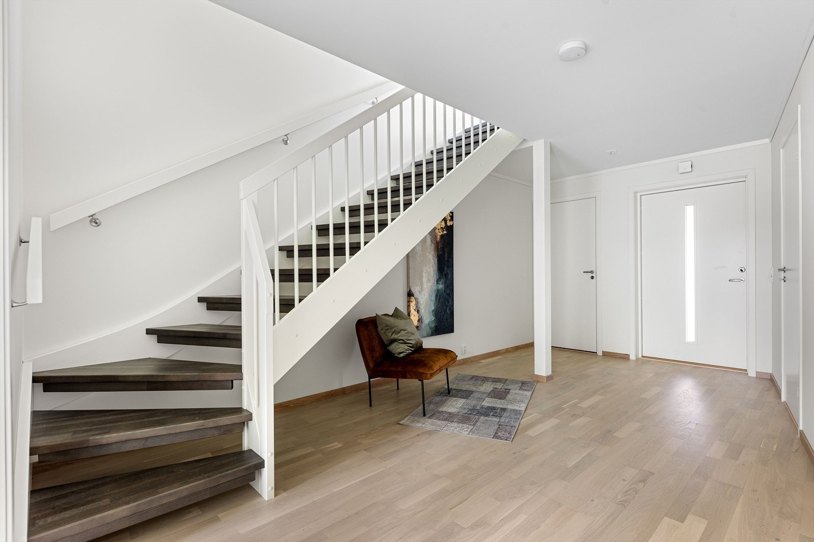 Dette er et godt sted å bo med masse luft og lys - Fra entrè er det trapp opp til 2 etg Galleribilde