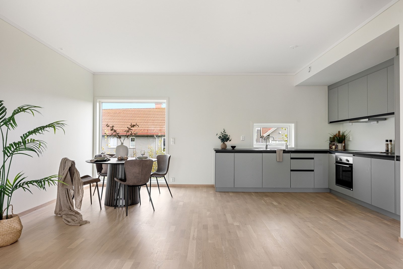 Lys og luftig stue med åpen kjøkkenløsning Galleribilde