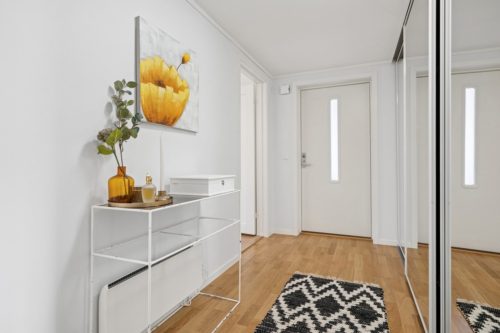 Velkommen inn - her ønskes du velkommen inn i lys entrè med plass til å henge fra deg ytterklær. I entrèen er det montert skyvedrøsgarderobe med god plass til oppbevaring. Galleribilde