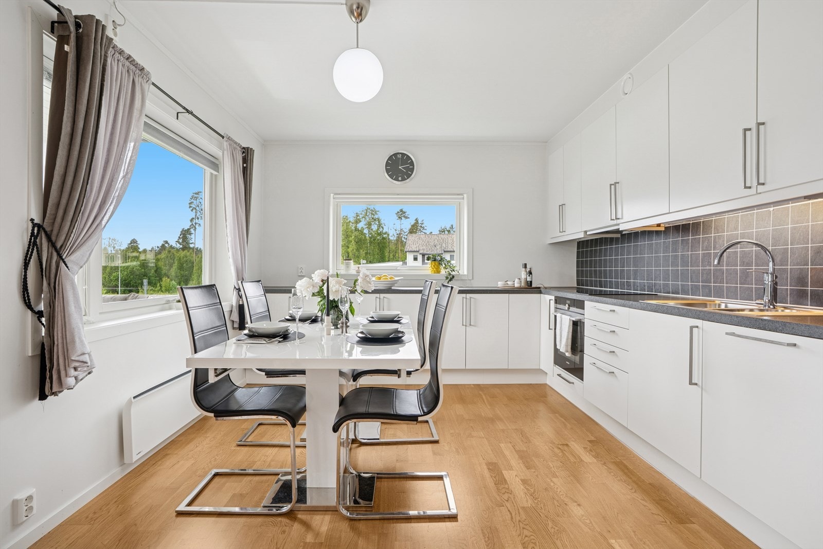 Kjøkkenet er fra byggeår, med lys innredning og benkeplate av laminat. Videre er det plass til integrerte hvitevarer som komfyr, platetopp, oppvaskmaskin og det er avsatt plass til kjøleskap. Galleribilde