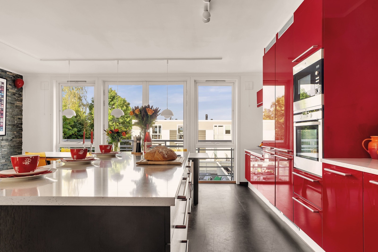 Innvendig holder boligen pen, moderne standard og nåværende eiere har foretatt flere påkostninger Galleribilde