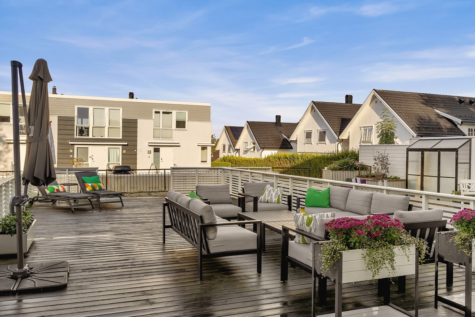 Fantastisk terrasse med plass til flere sittegrupper Galleribilde