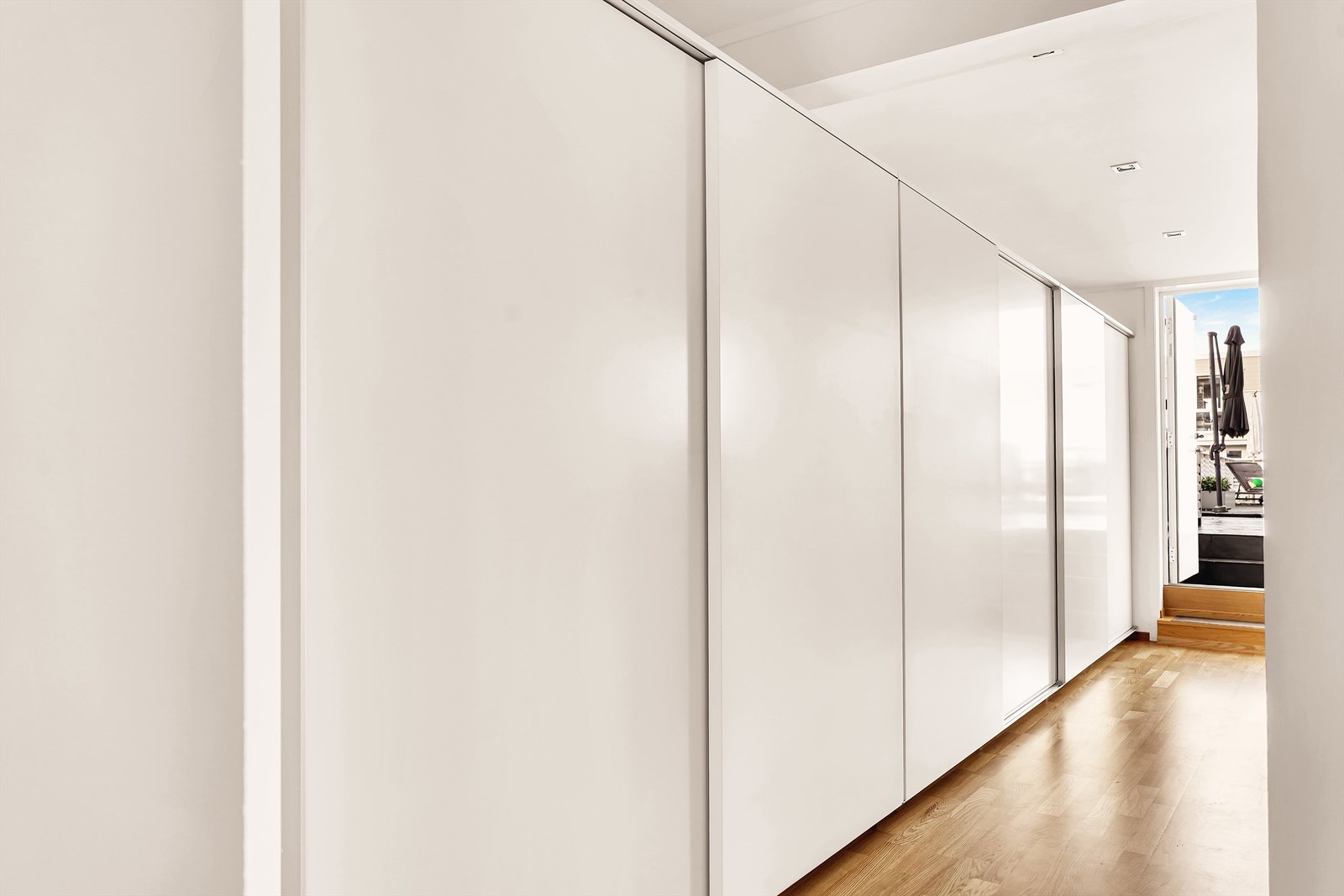 Gangen som fører ut mot markterrassen er innredet med 6 meter romslige garderobeskap Galleribilde