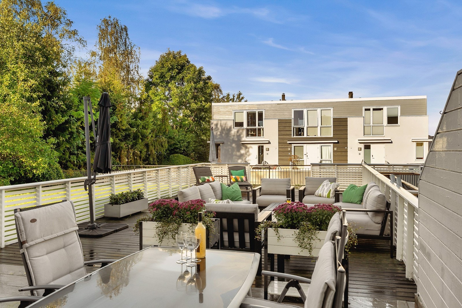 Boligen har fantastiske uteplasser der den store terrassen på baksiden har sol fra morgen til kveld Galleribilde