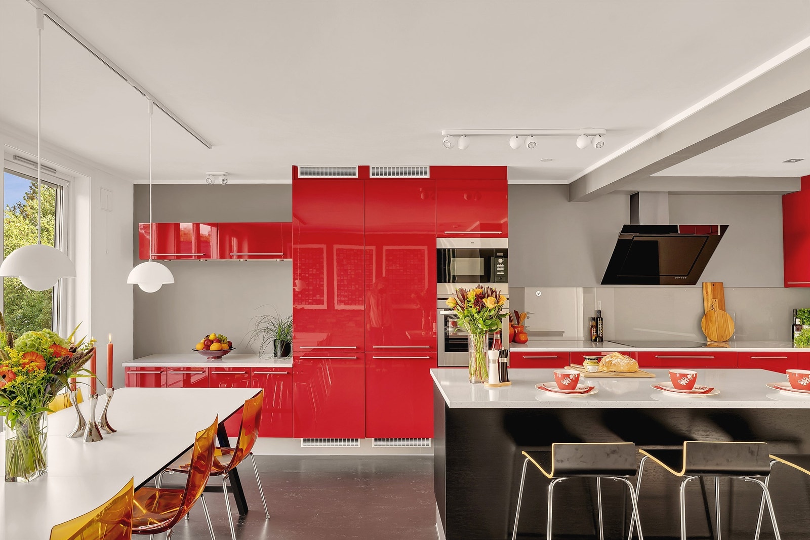 Øy med skuffer i mørkbeiset eik utførelse. Her er også spiseplass for raske måltider og ekstra benkeplass Galleribilde