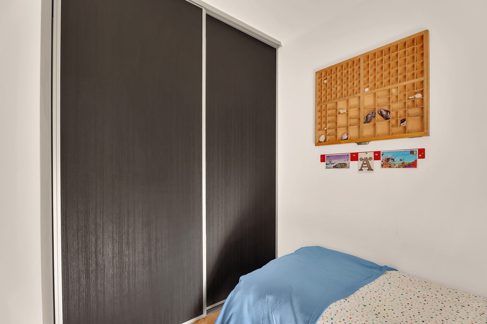 Rommet er innredet med et romslig skap med skyvedører Galleribilde