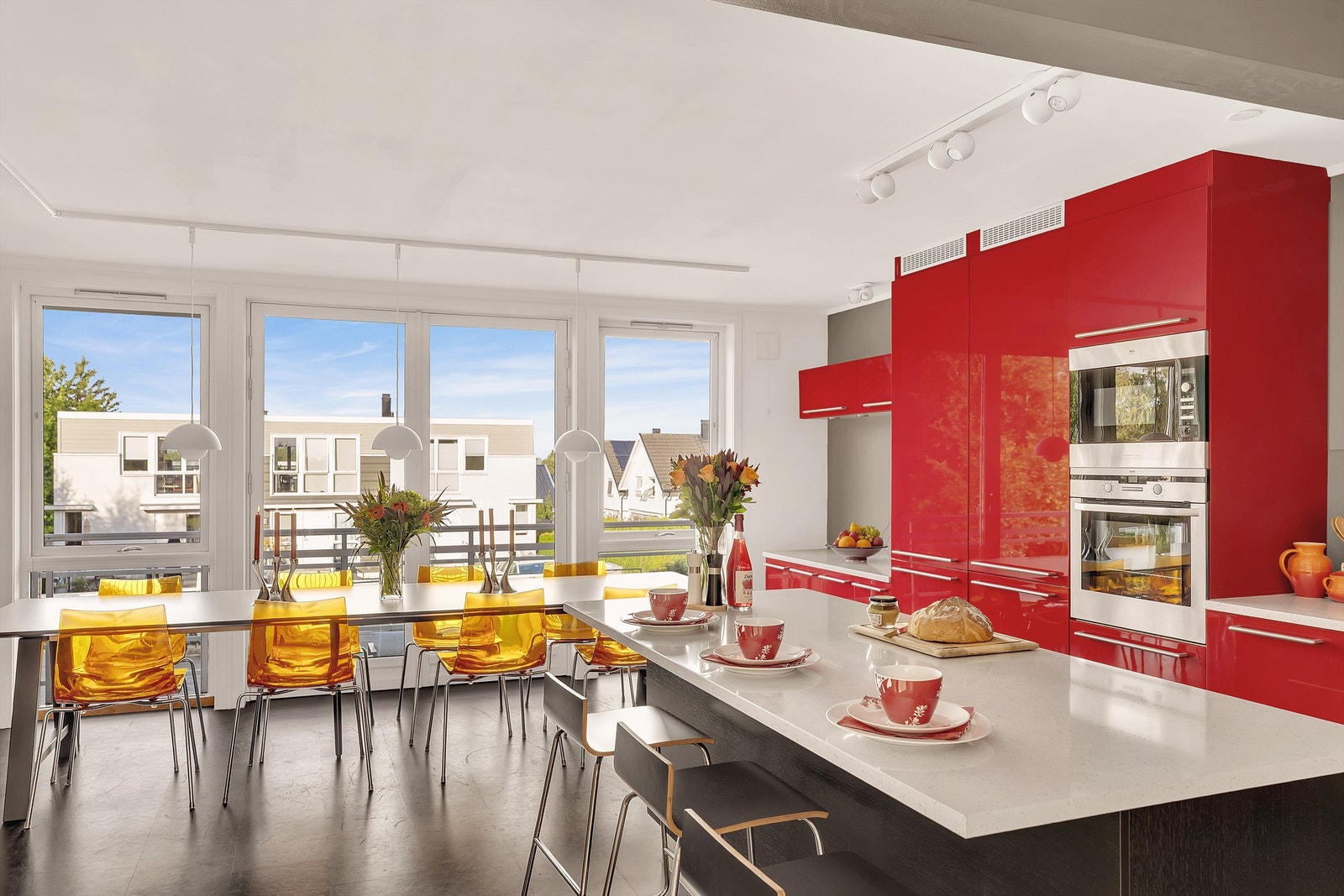 Store vindusflater i alle etasjer slipper inn rikelig med naturlig lys til boligen Galleribilde