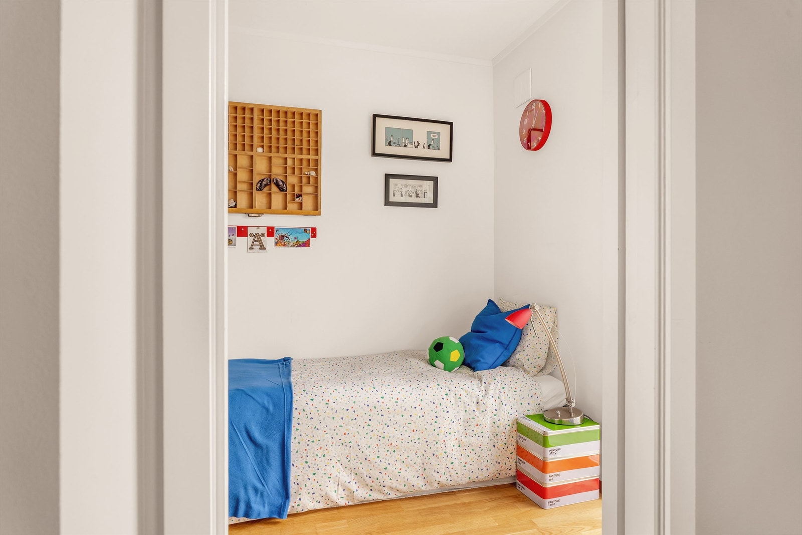 Inngang til et hyggelig soverom fra gangen i 1. etasje Galleribilde