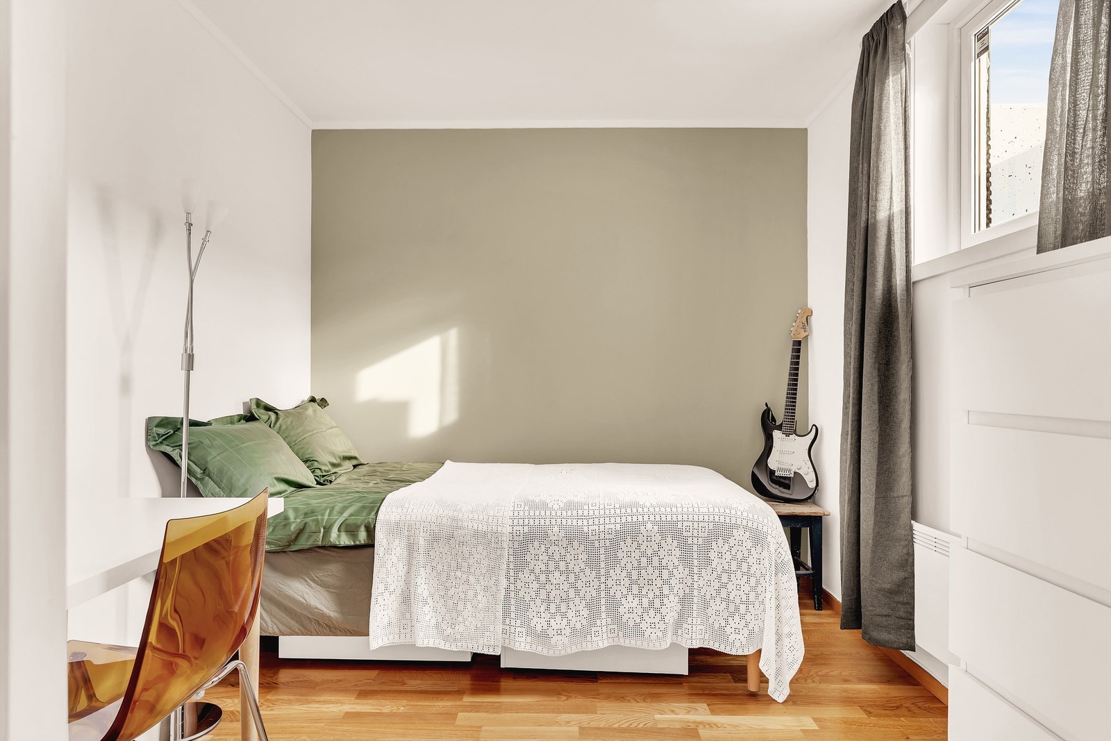 Lyst og hyggelig rom, som i dag benyttes som soverom. Rommet er byggemeldt som bod og er i dag innredet med seng, skrivebord og kommode Galleribilde