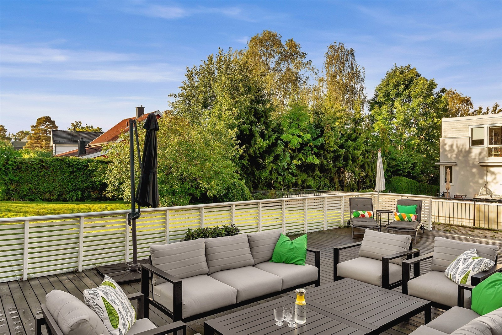 Hagen på baksiden er opparbeidet med flislagt gulv og stor Kebony platting. Uteområdet er inngjerdet Galleribilde