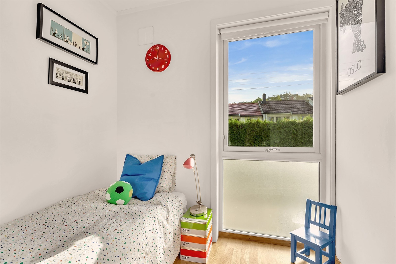 Innbydende soverom med god plass til seng med tilhørende nattbord Galleribilde