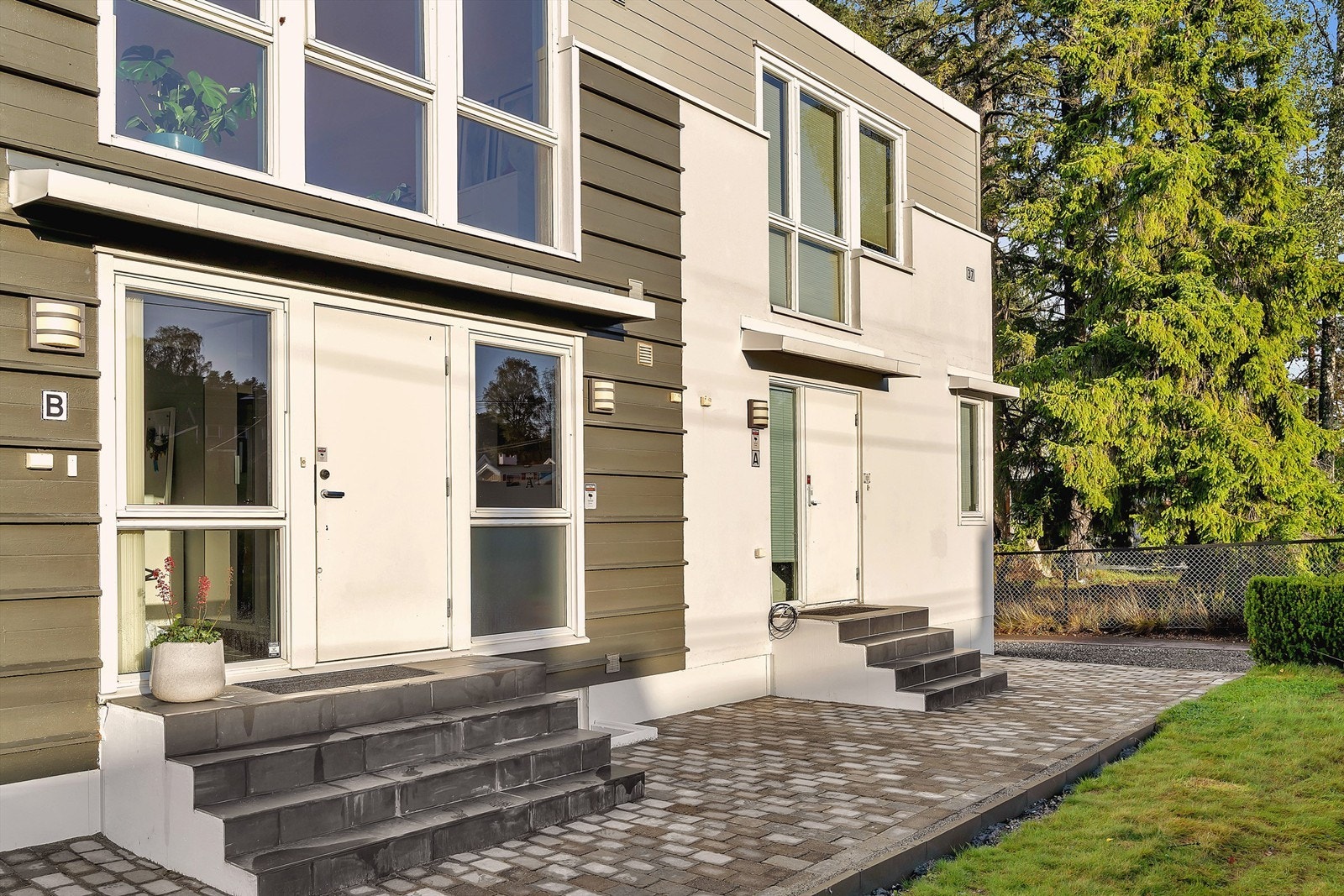 Det er nylig gravd opp langs hele fasaden mot veien og lagt ny drenering i regi av sameiet. Det ble også støpt nye inngangstrapper i forbindelse med dette arbeidet Galleribilde