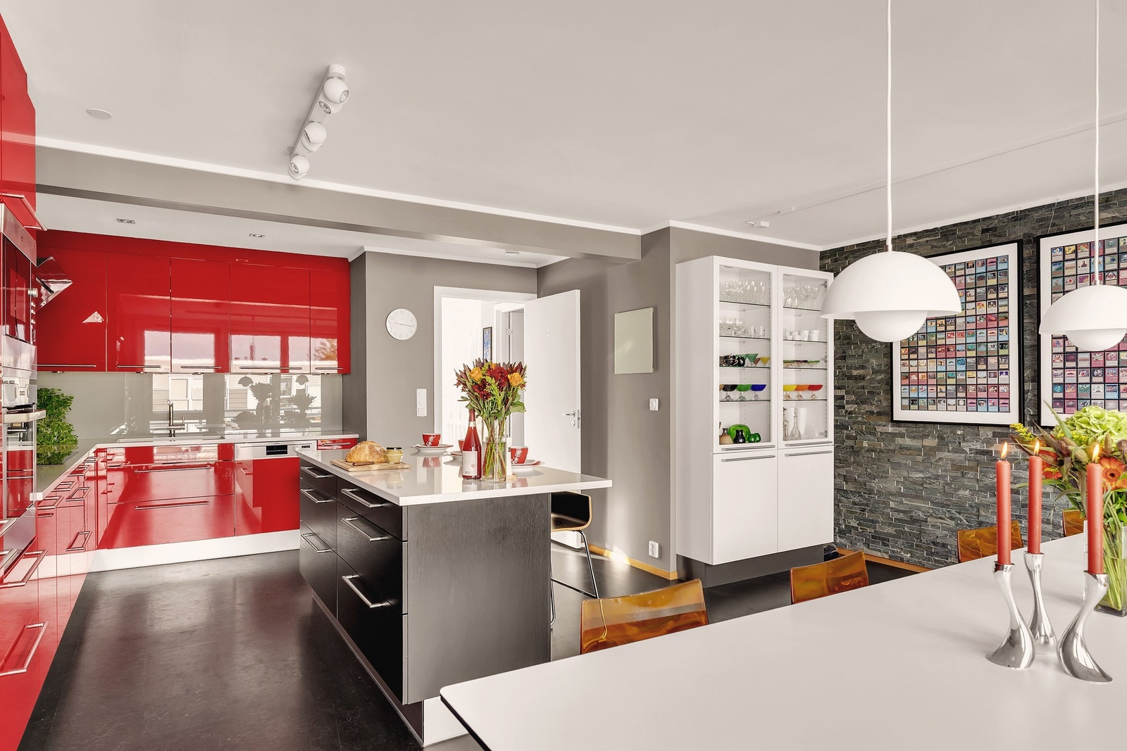 Det er god plass til stor spisestue i tilknytning til kjøkkenet Galleribilde