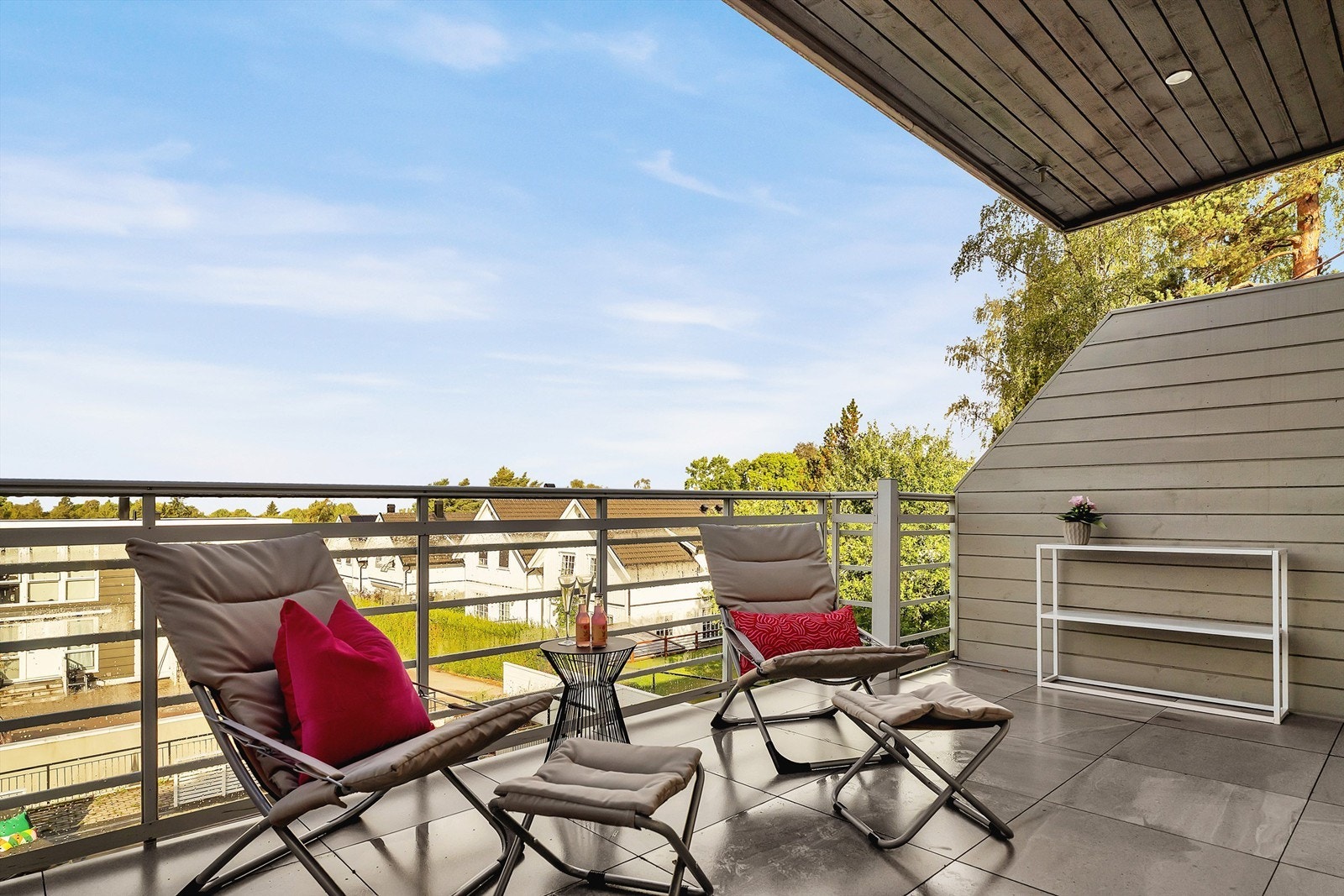 Stor og overbygget balkong på ca. 14 kvm med meget gode solforhold og utsikt mot Oslo sentrum Galleribilde