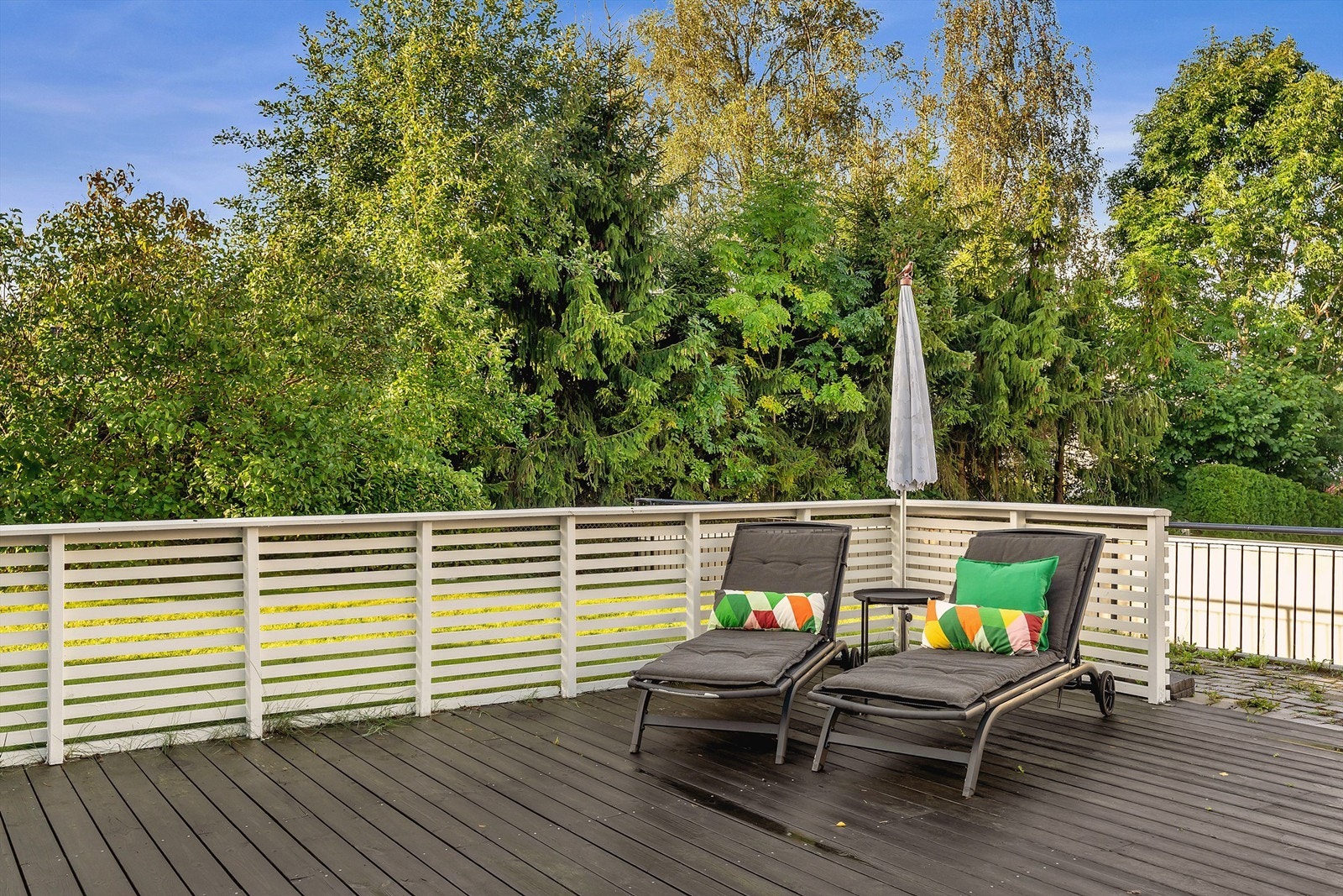 Terrassen på bakkeplan er meget stor. Det er også hyggelig uteplass med morgensol ved inngangspartiet Galleribilde