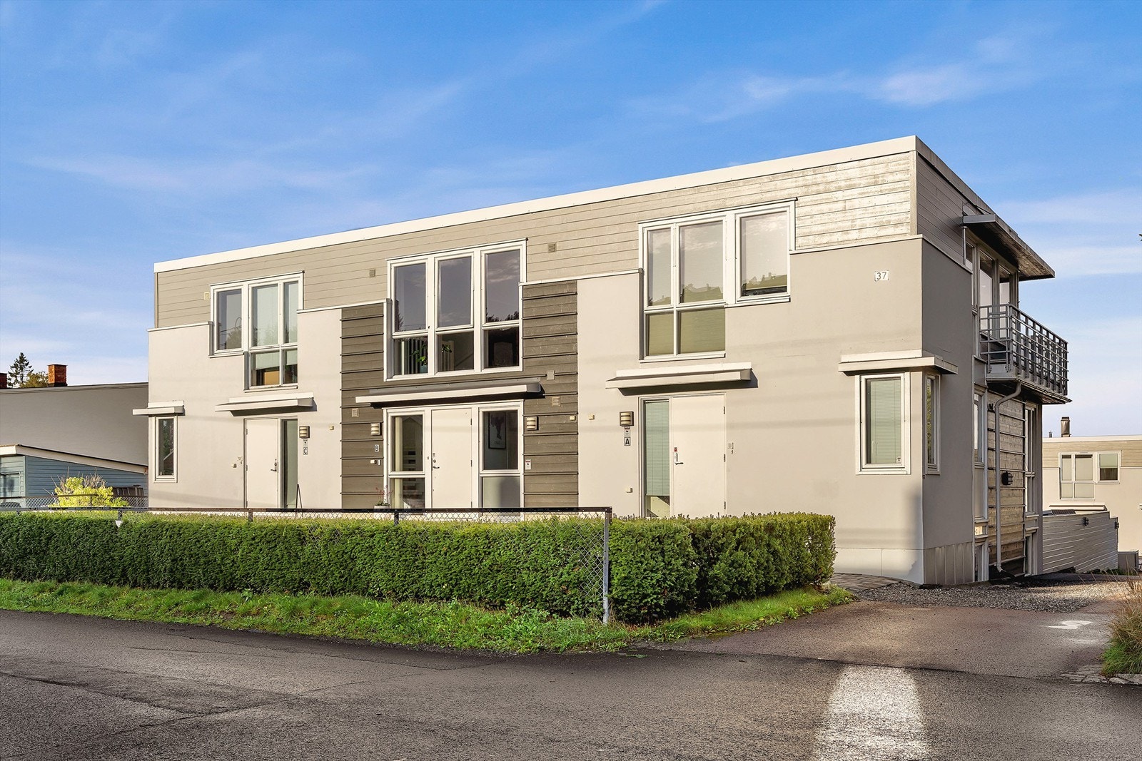 Eiendommen ligger tilbaketrukket og rolig i et hyggelig boligområde som er svært populært blant barnefamilier Galleribilde