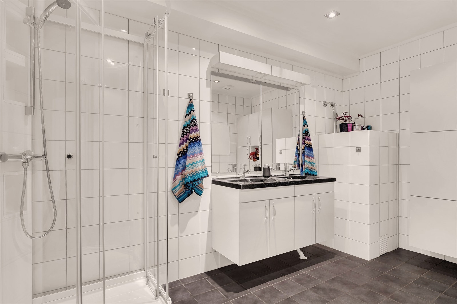 Lyst og romslig bad fra byggeår. Badet har flislagt gulv med gulvvarme og flislagte vegger Galleribilde