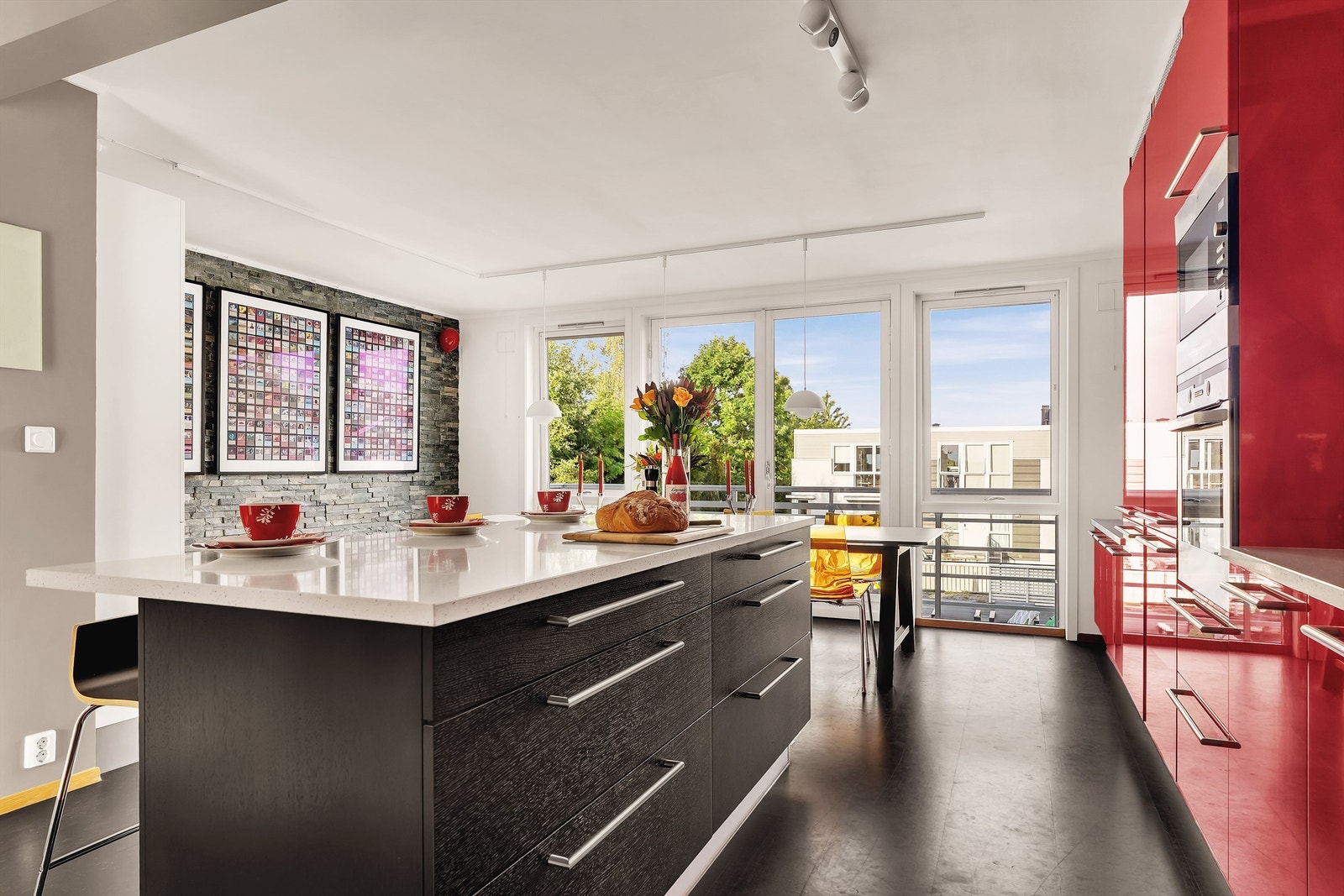 En fransk balkong som kan åpnes bidrar til en god og luftig romfølelse Galleribilde