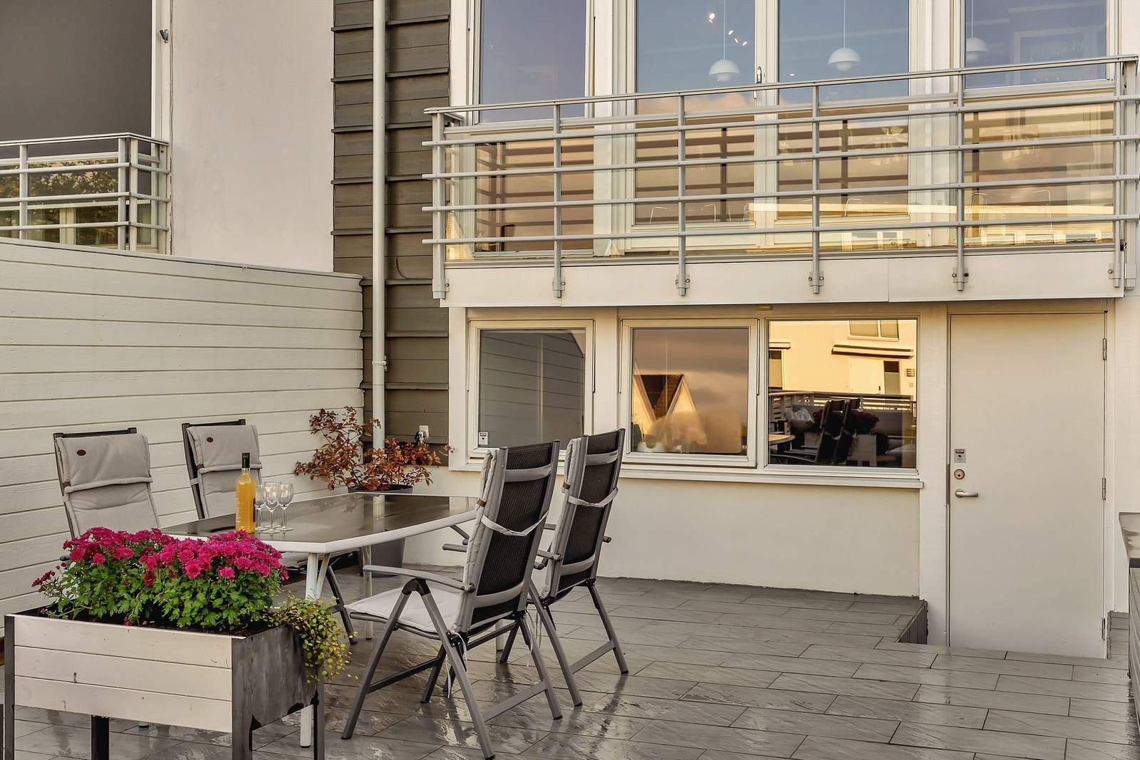 Med adkomst fra gangen i underetasjen er det utgang til en stor, inngjerdet terrasse med sol fra rundt klokka 13 til solnedgang om sommeren Galleribilde