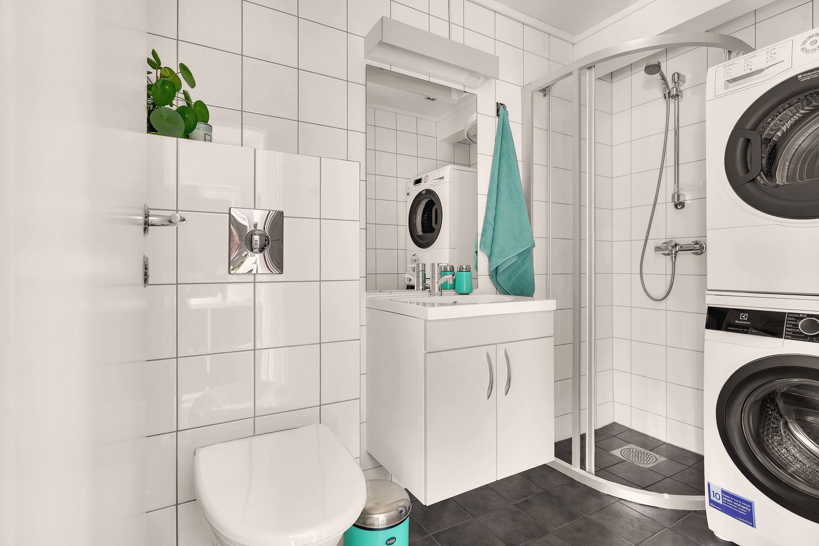 Delikat flislagt bad i husets 1. etasje Galleribilde