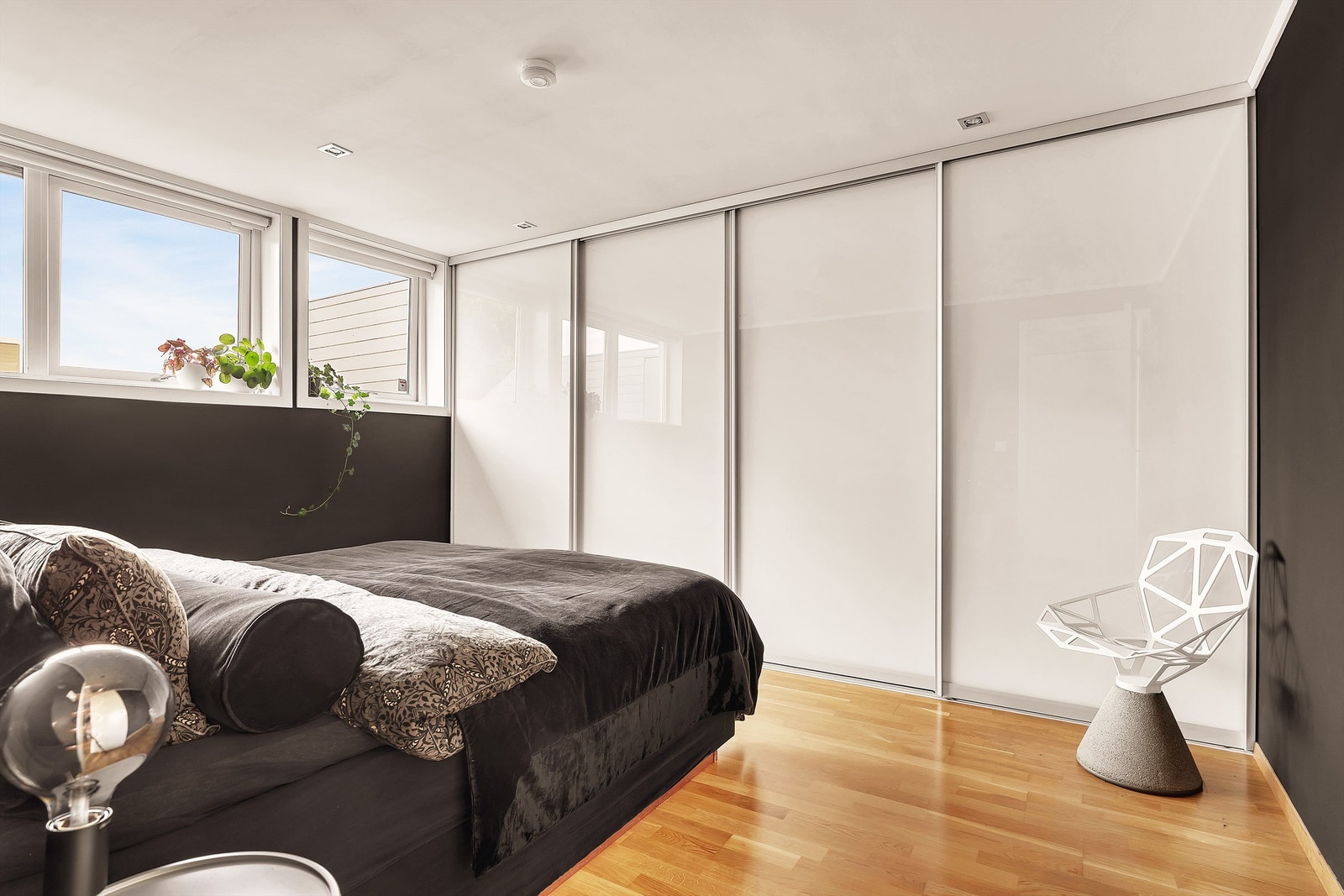 Rommet er utstyrt med rikelig, medfølgende garderobeskap som sikrer godt med oppbevaringsplass Galleribilde