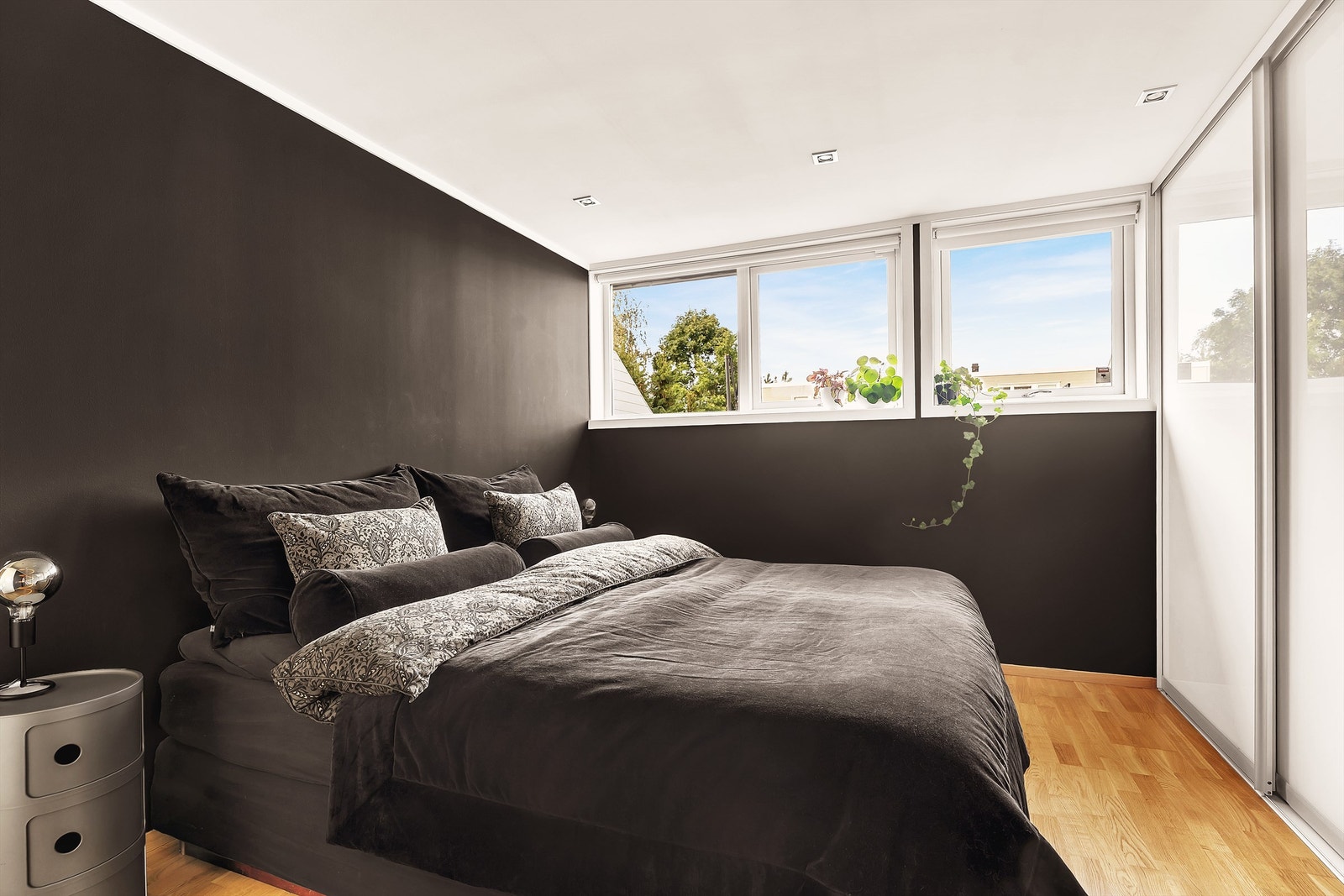 Hovedsoverommet er svært romslig med god plass til dobbeltseng og øvrig møblement Galleribilde