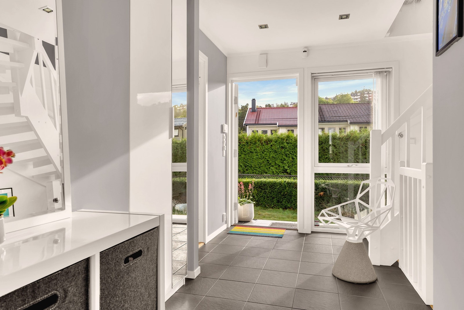 Velkommen inn! Inngangstrapp med skiferfliser med varmekabler i trinn og varmekabler under gangflisene Galleribilde