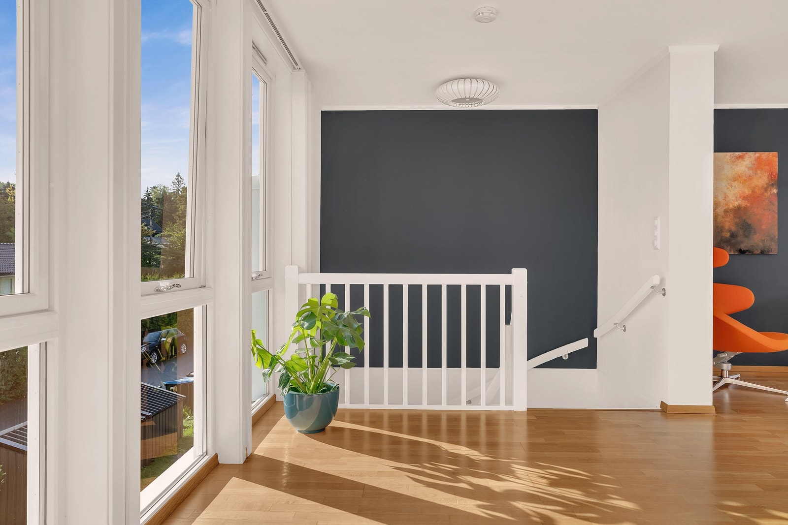 Boligen består av tre romslige etasjer og har solrike uteplasser Galleribilde