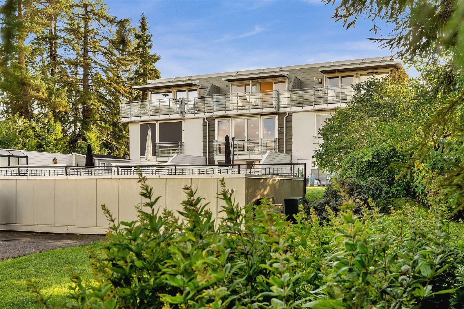 Hagen på stuesiden er opparbeidet med flislagt gulv og stor Kebony platting. Uteområdet er inngjerdet Galleribilde