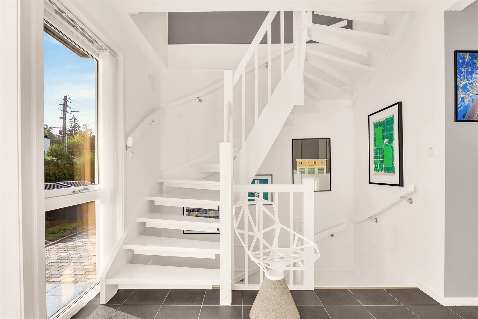 Entréen fremstår lys og trivelig, med en praktisk garderobe som sørger for godt med lagringsplass til yttertøy og sko Galleribilde