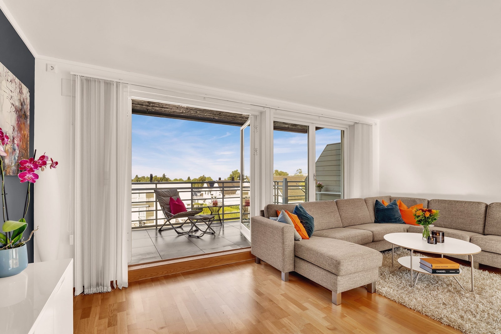 Romslig stue med utgang til vestvendt balkong, som bidrar til en god romfølelse og fungerer som en ekstra del av stuen om sommeren Galleribilde