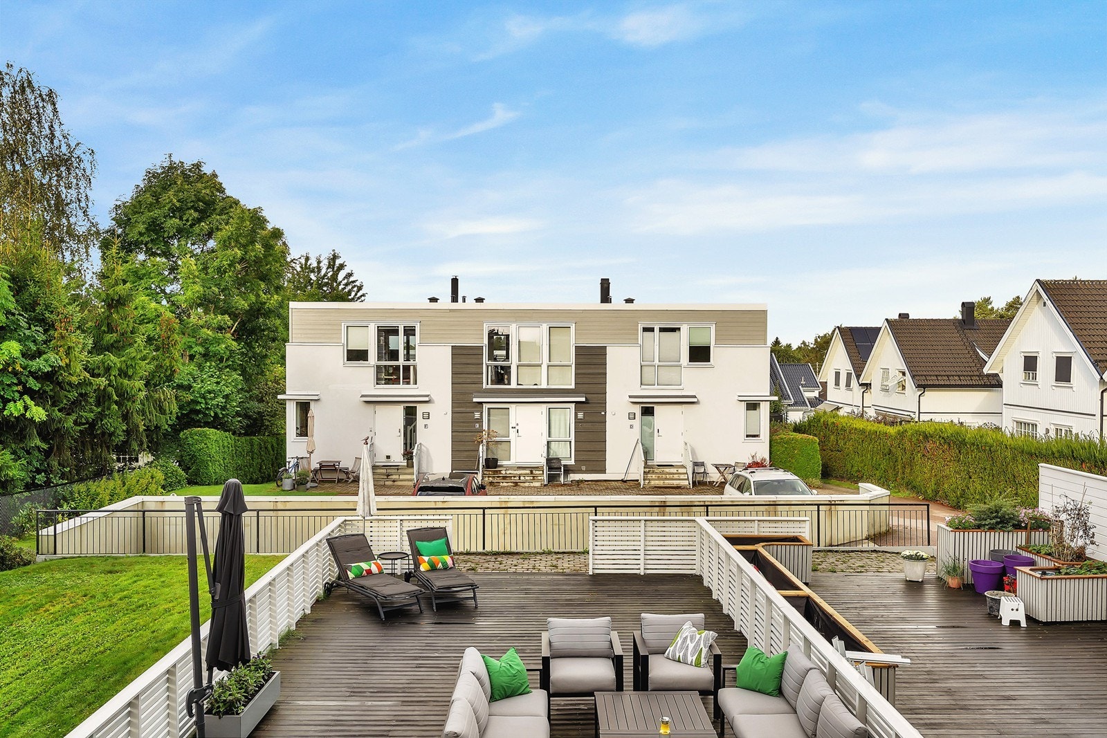 Utsyn over den store markterrassen fra kjøkkenet Galleribilde