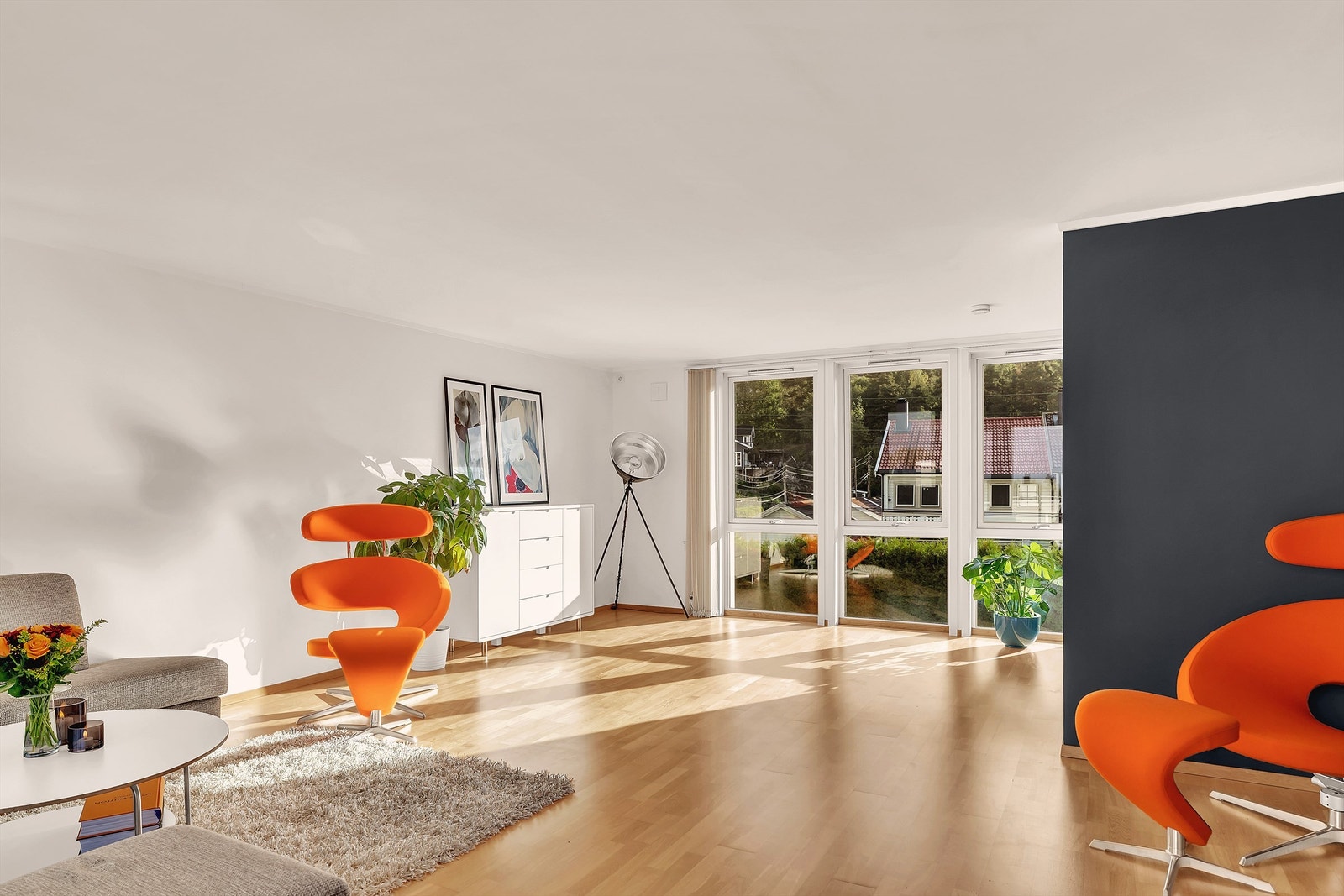 Stuen er gjennomgående og utgjør hele husets øverste etasje Galleribilde